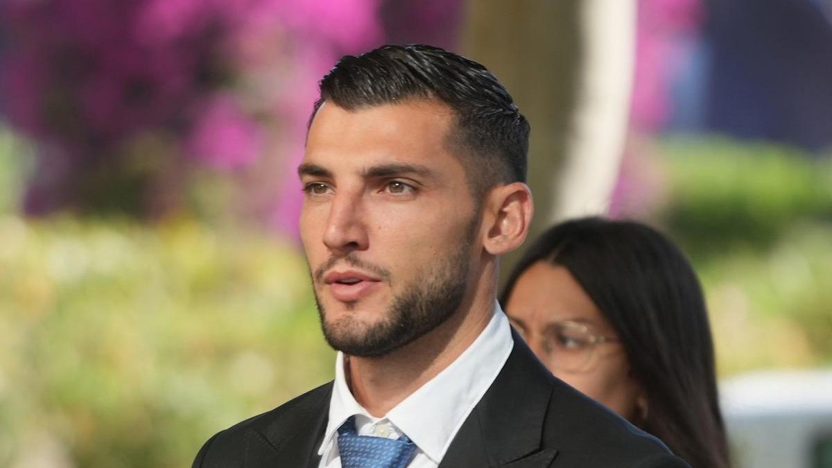 El futbolista Rafa Mir a su llegada a la Audiencia Provincial de Valencia.