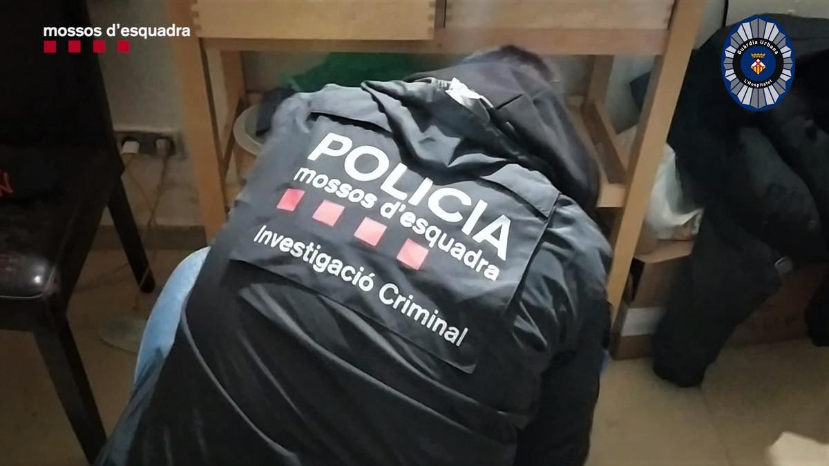 Mossos y Guardia Urbana desmantelan un narcopiso en L’Hospitalet.