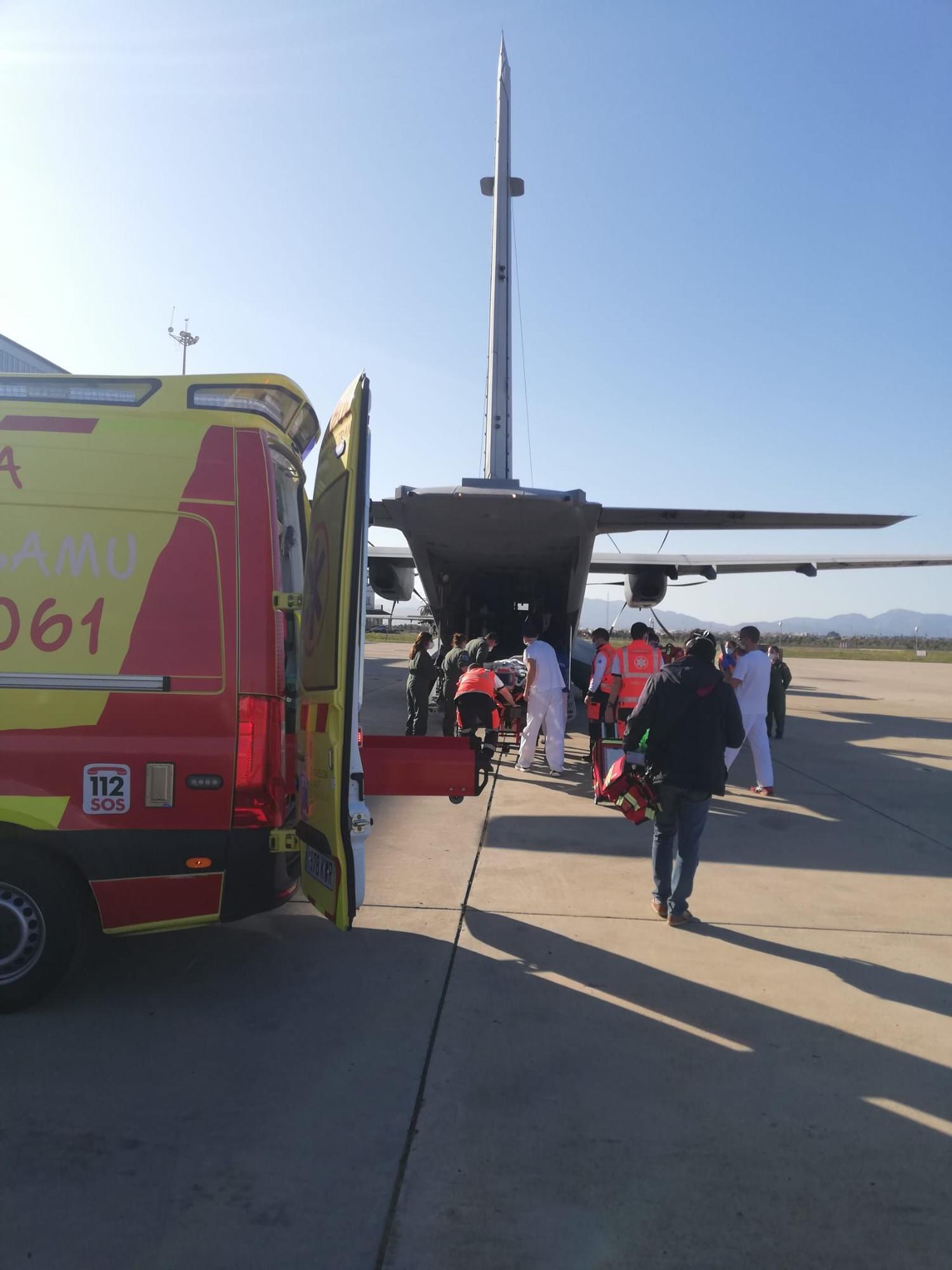 Trasladan a Barcelona en avión a un bebé con oxigenación extracorpórea