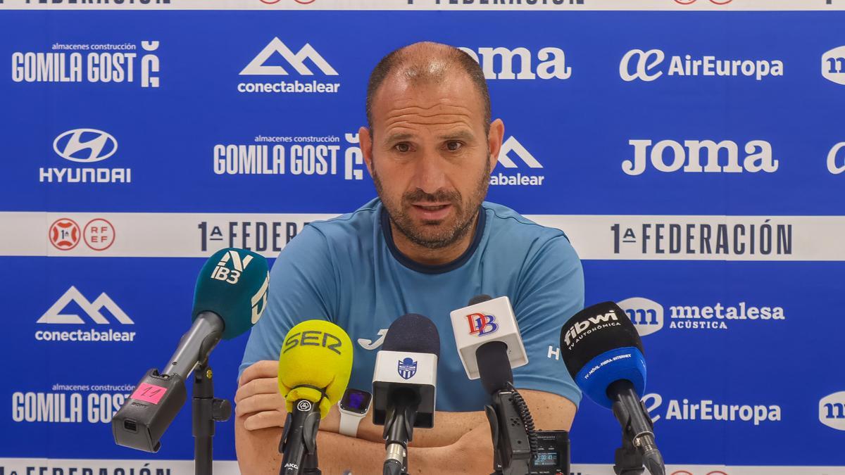 El entrenador del Atlético Baleares, Tato García, en la rueda de prensa de este viernes