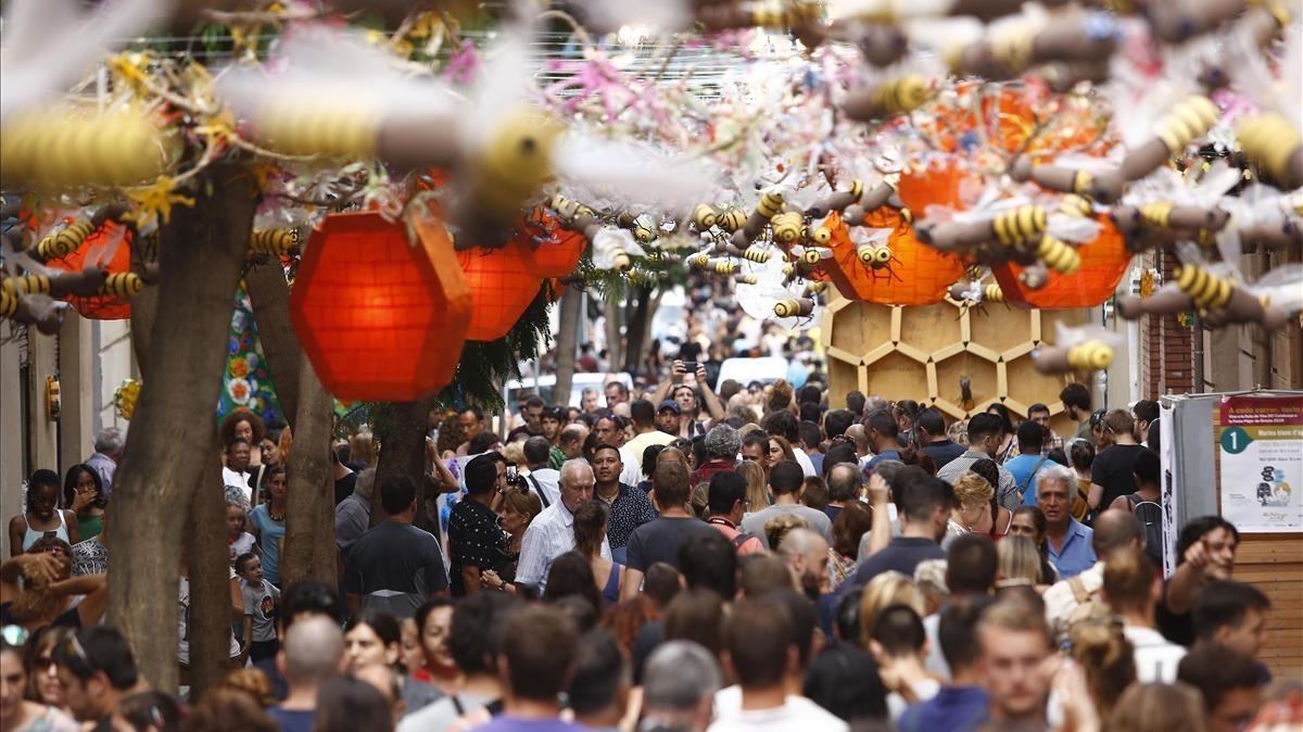 La calle de Joan Blanques durante las fiestas de Gràcia de este 2018.