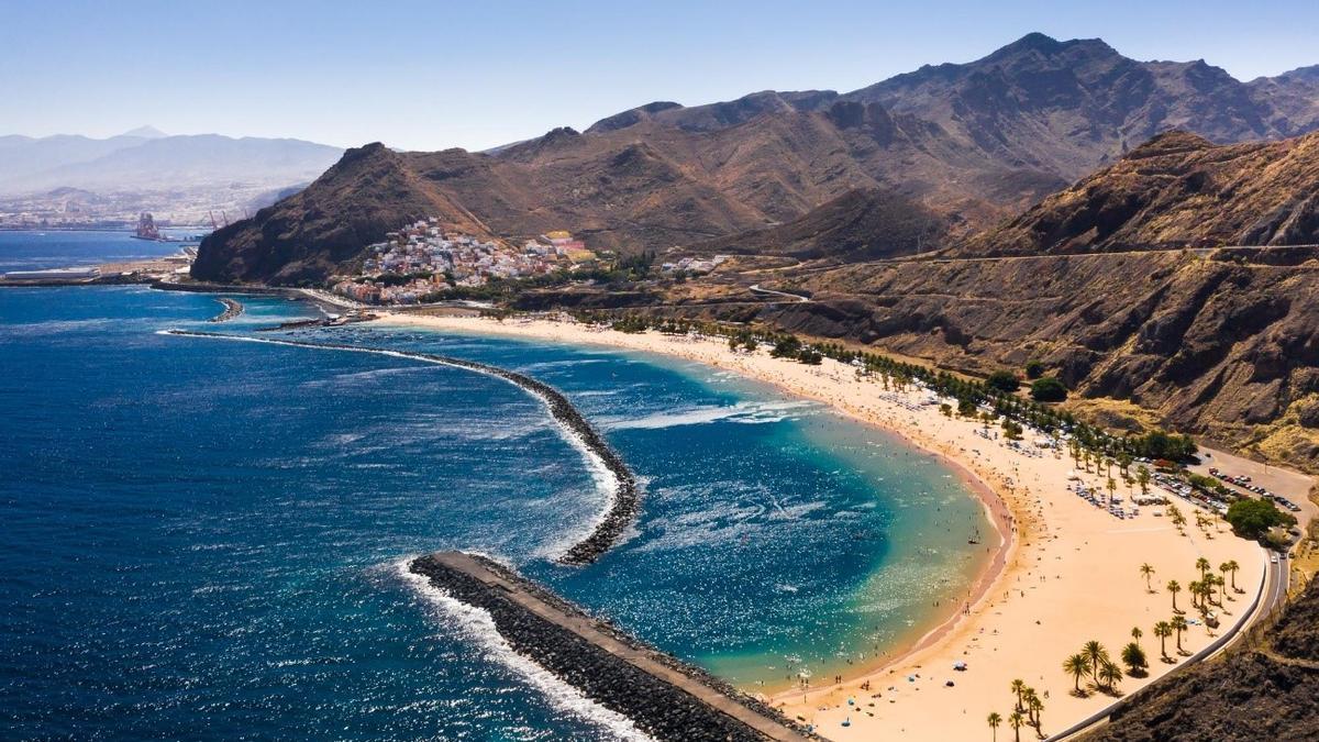 Tenerife, la isla más grande de las Canarias, ofrece numerosos planes para disfrutar de unas vacaciones diferentes.
