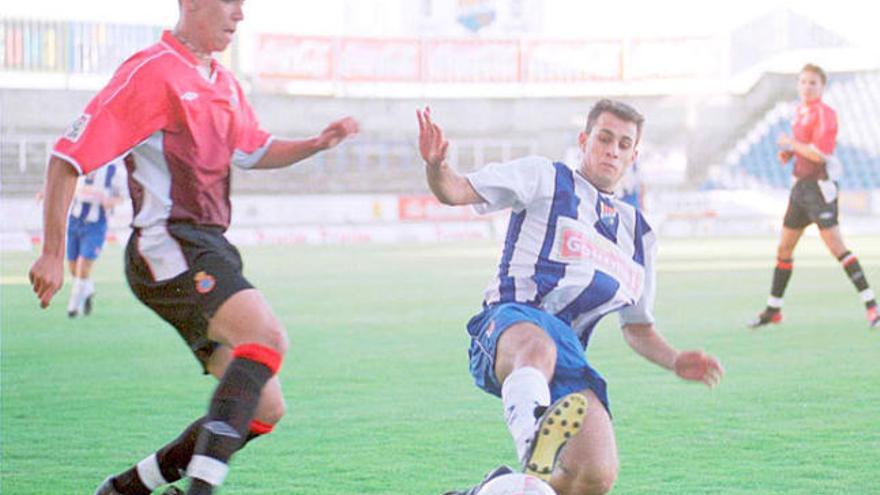 Jugadors del Cassà i l&#039;Olot disputen una pilota durant l&#039;edició del Torneig de l&#039;Estany de l&#039;any passat.