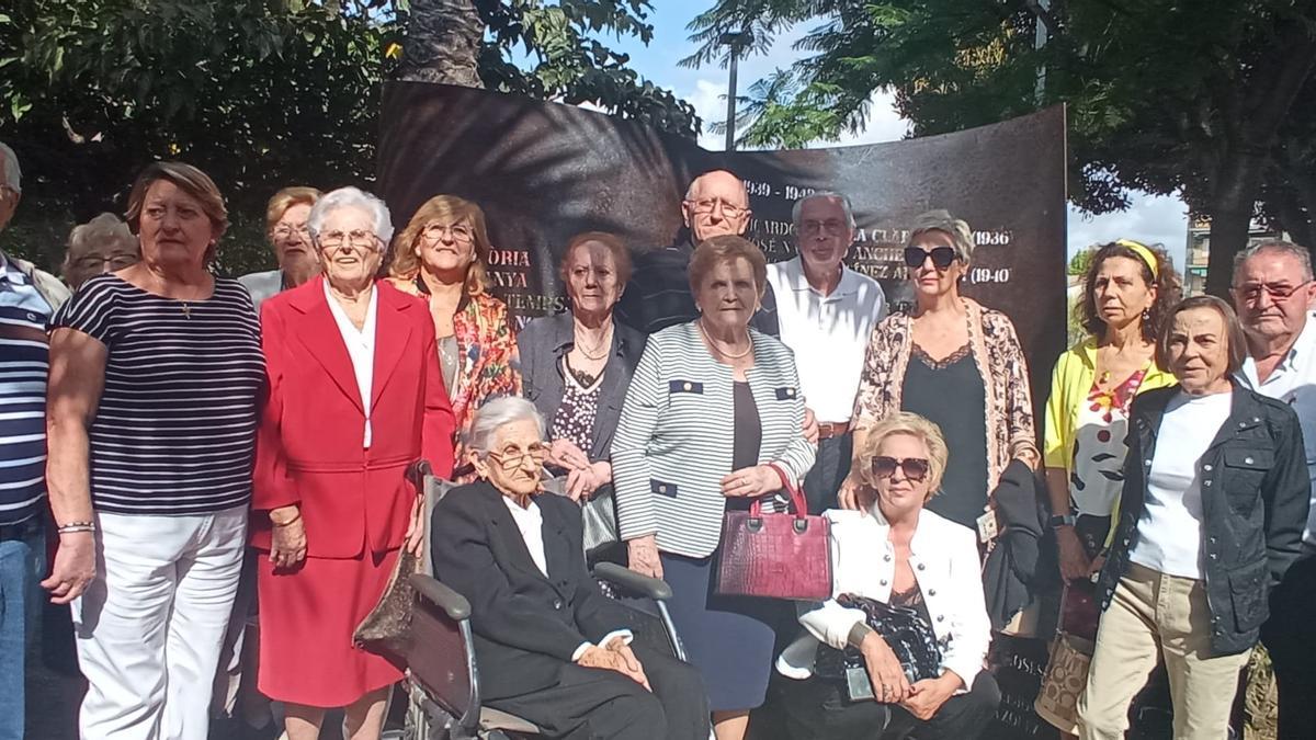 Descendientes de las personas represaliadas, junto al memorial.