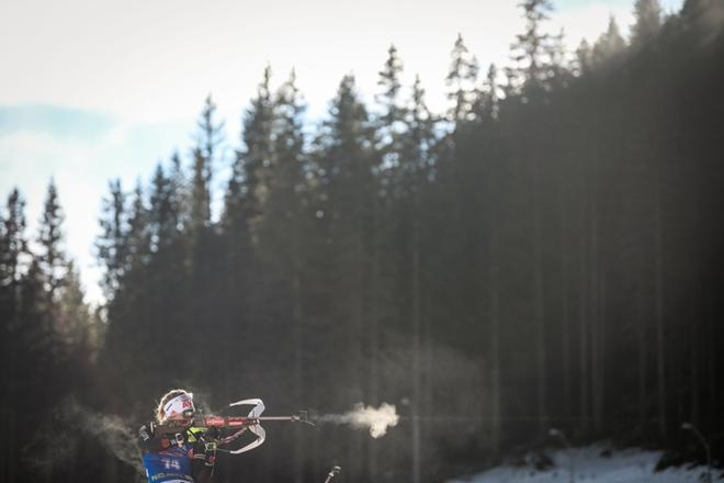 Nadine Horchler, de Alemania, dispara durante la sesión de reducción a cero antes de la competencia individual femenina de 15 km de la Copa del Mundo de Biatlón IBU en Pokljuka.