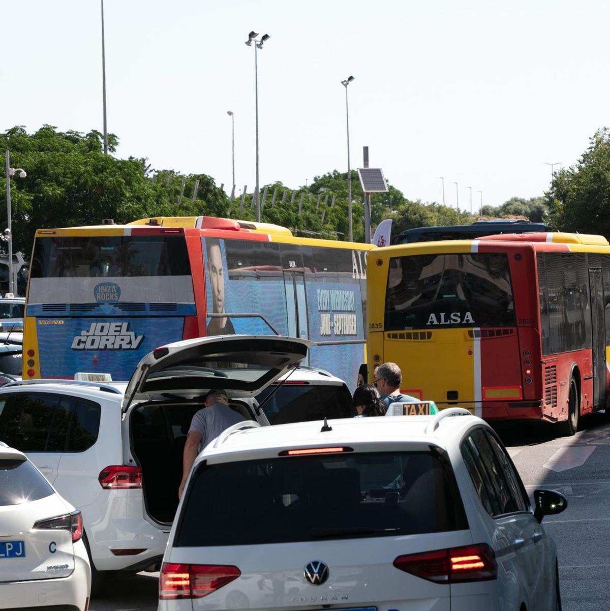 Saturación, tensión y sólo 'cash' en los autobuses de Ibiza