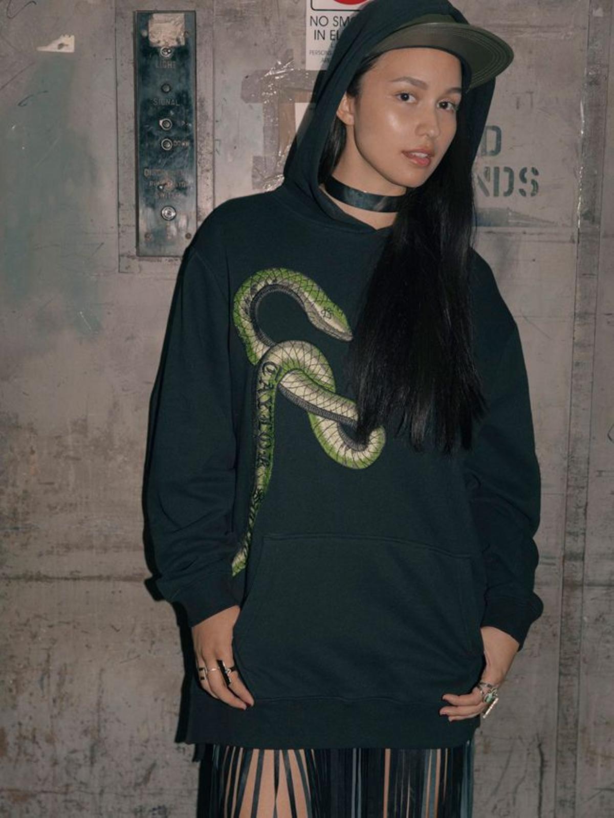 Imagen del 'lookbook' de la colección de Taylor Swift con la sudadera de la serpiente