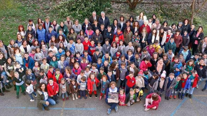 La comunidad educativa del CRA Alto Nalón, con la placa.