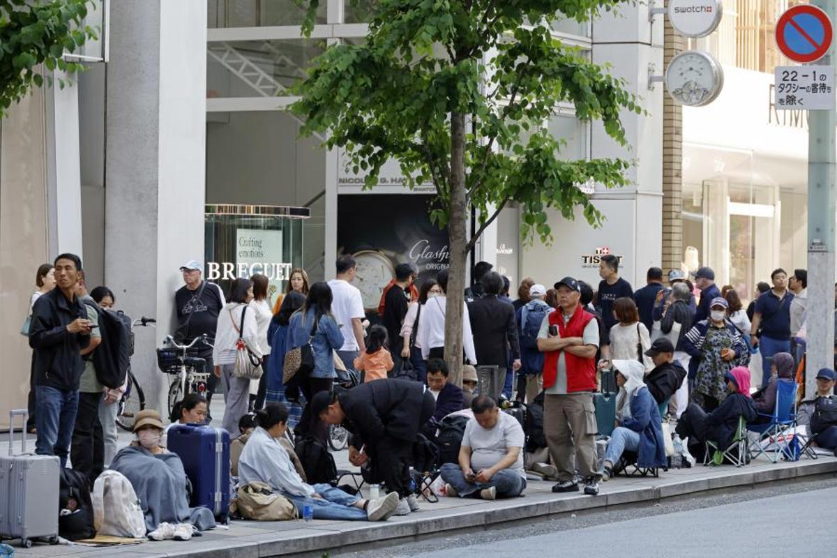 Personas hacen cola cerca de la tienda Swatch NGHC Ginza en Tokio, Japón, el 15 de mayo de 2026.