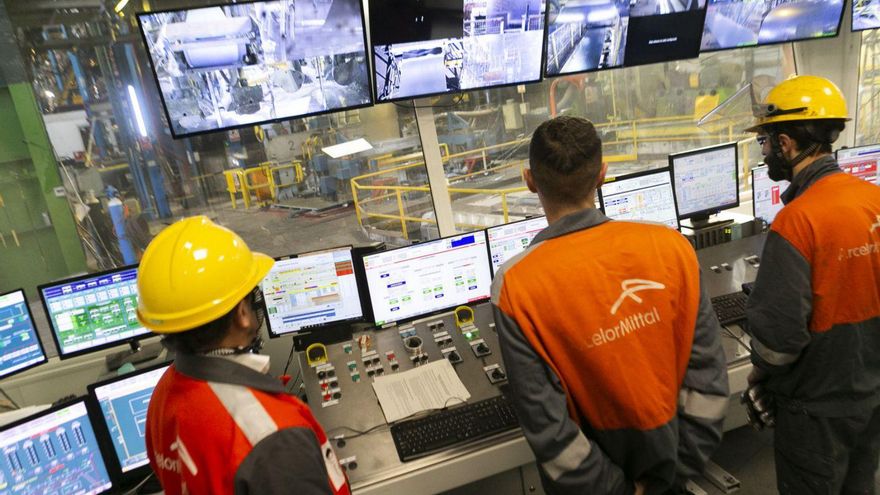 Sala de control de la planta de galvanizáu d'ArcelorMittal n'Avilés. | MARÍA FUENTES