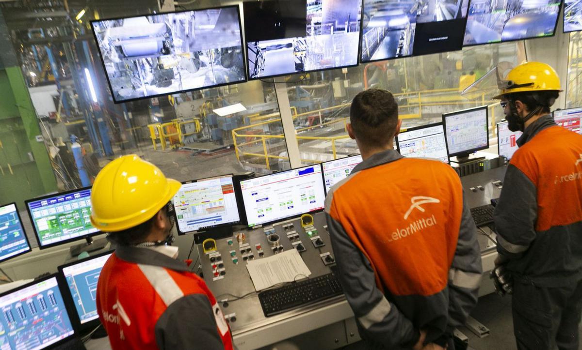 Sala de control de la planta de galvanizado de ArcelorMittal en Avilés. | MARÍA FUENTES