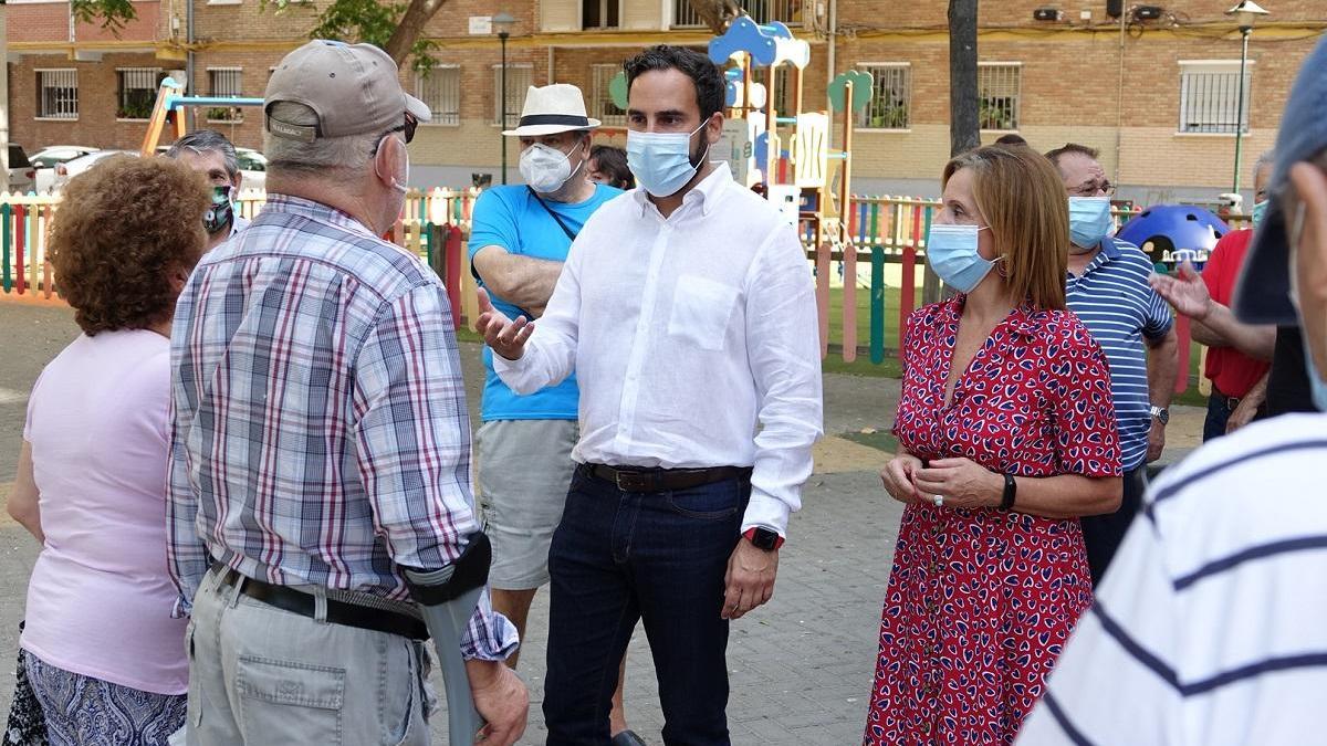 Daniel Pérez y Begoña Medina, con los vecinos.