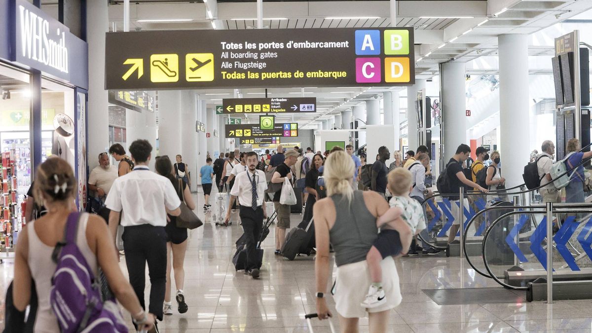 Pasajeros en el aeropuerto de Palma.
