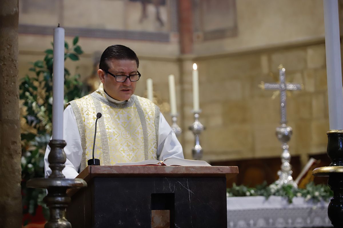 Cientos de cordobeses visitan a la Virgen de los Remedios como cada martes y 13