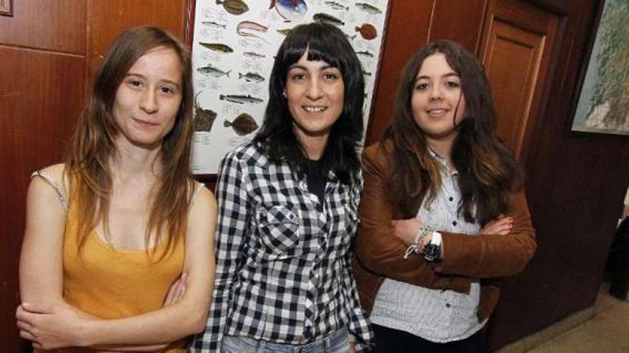 De izquierda a derecha, las estudiantes Andrea Barreiros, Sandra Aldao y Ánxela Alfonso. / jorge santomé