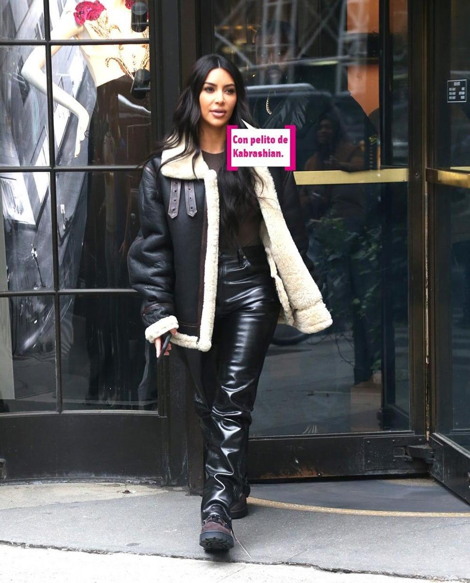 Kim Kardashian luce una chaqueta de borreguito