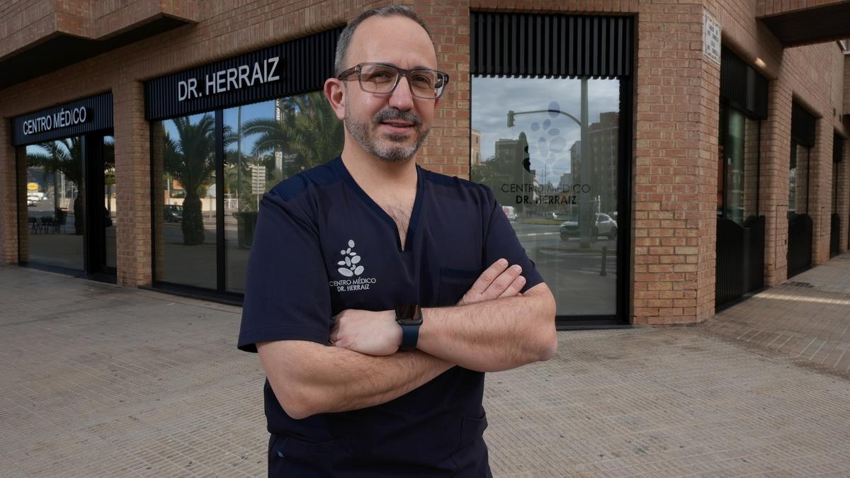 El doctor José Luis Herraiz, delante del centro médico de Castelló.