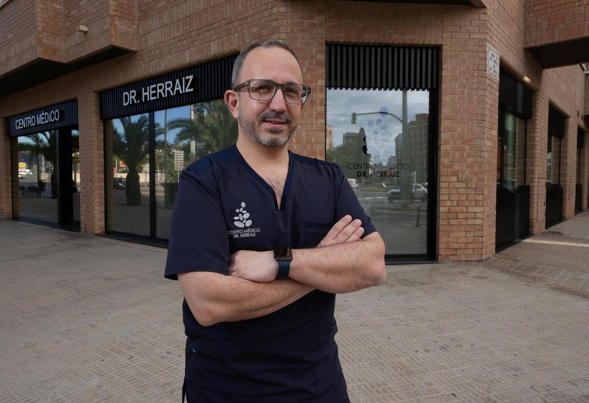El doctor José Luis Herraiz, delante del centro médico de Castelló.