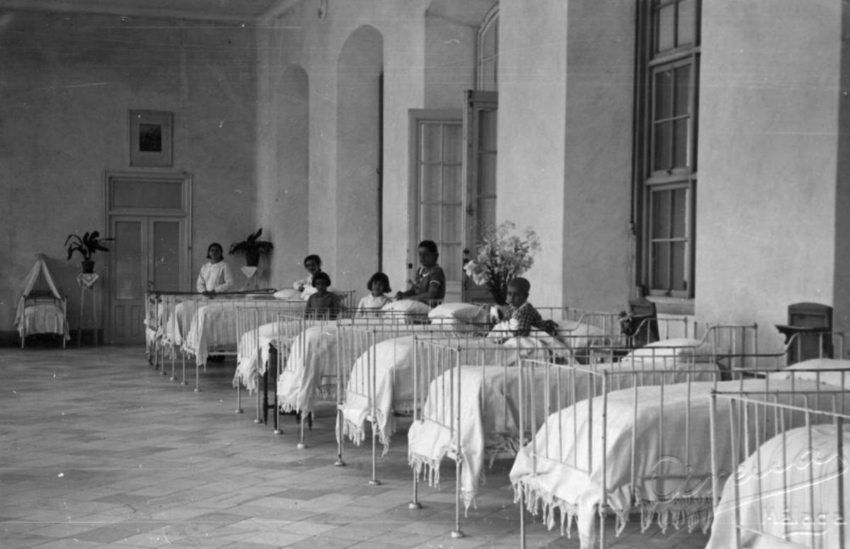 El actual edificio, inaugurado en 1892 fue edificado gracias a las donaciones de las familias Loring, Oyarzábal, Heredia y Larios. El actual edificio, inaugurado en 1892 fue edificado gracias a las donaciones de las familias Loring, Oyarzábal, Heredia y Larios.