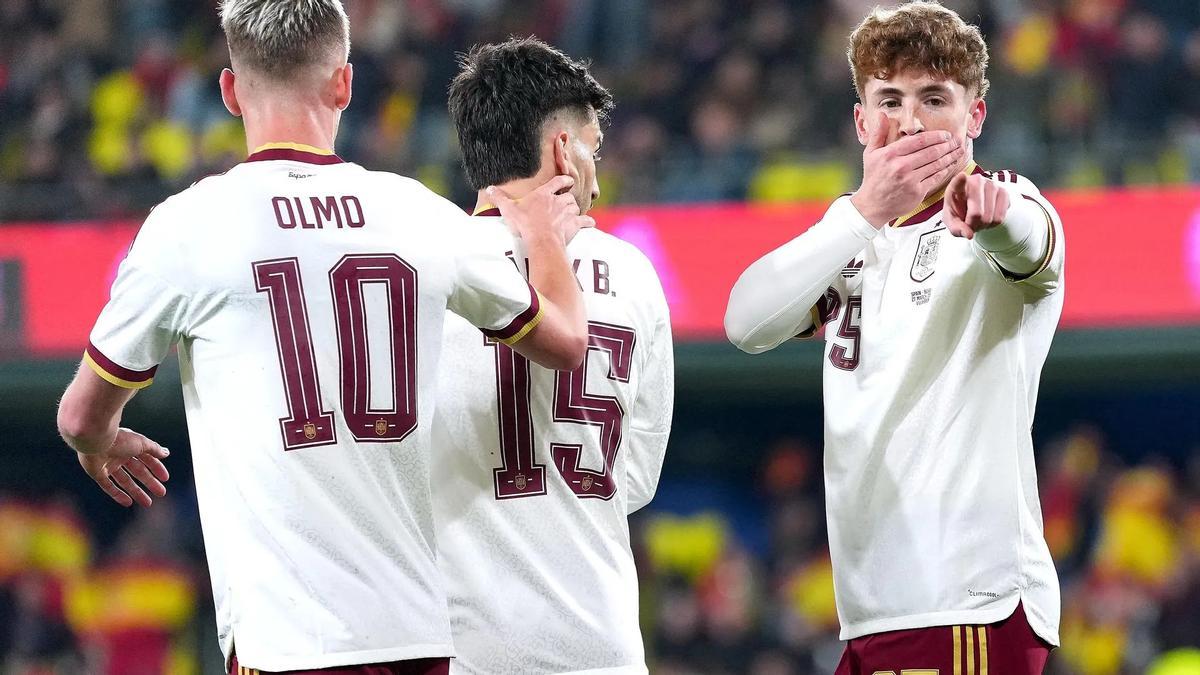 Víctor Muñoz, celebrando su primer gol con España en un amistoso contra Serbia