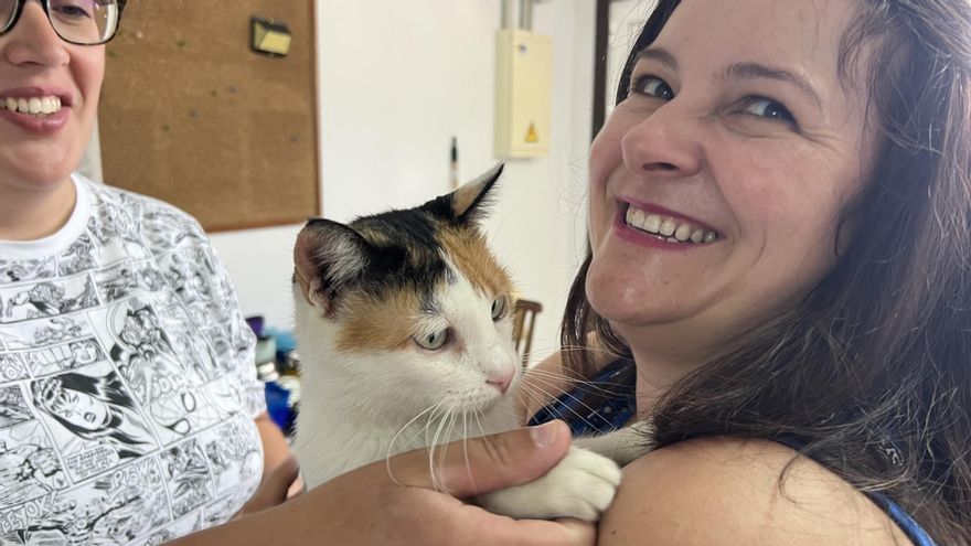La alcaldesa, Araceli Gestido, con gatos que custodia Colonias Canguesas.