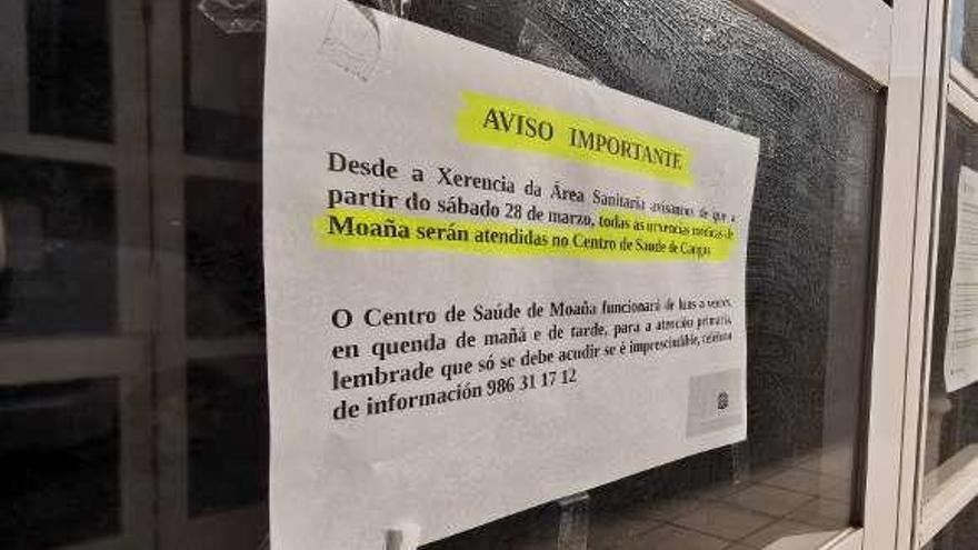 Cartel que anuncia el cierre del centro de salud de Moaña. // S.Á.