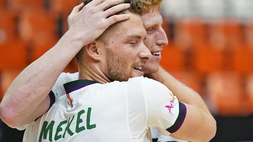 Alberto Díaz y Gal Mekel, durante un partido liguero del Unicaja del principio de esta misma temporada.