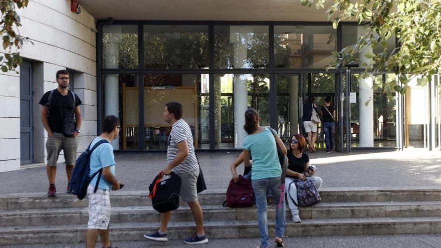 Estudiantes a las puertas de un instituto de Valencia.