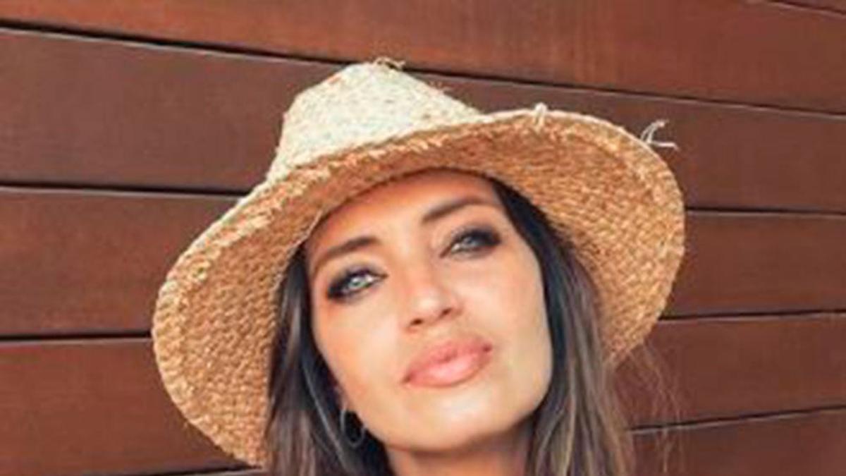 Sara Carbonero con sombrero de paja y vestido negro