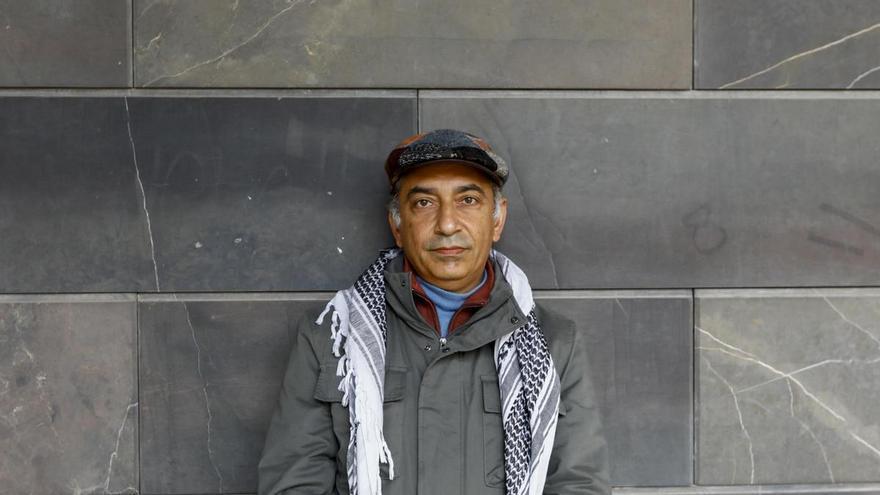 El poeta iraní Mohsen Emadi visita Zaragoza: "No es fácil acabar con Irán; la guerra se va a alargar mucho en el tiempo"