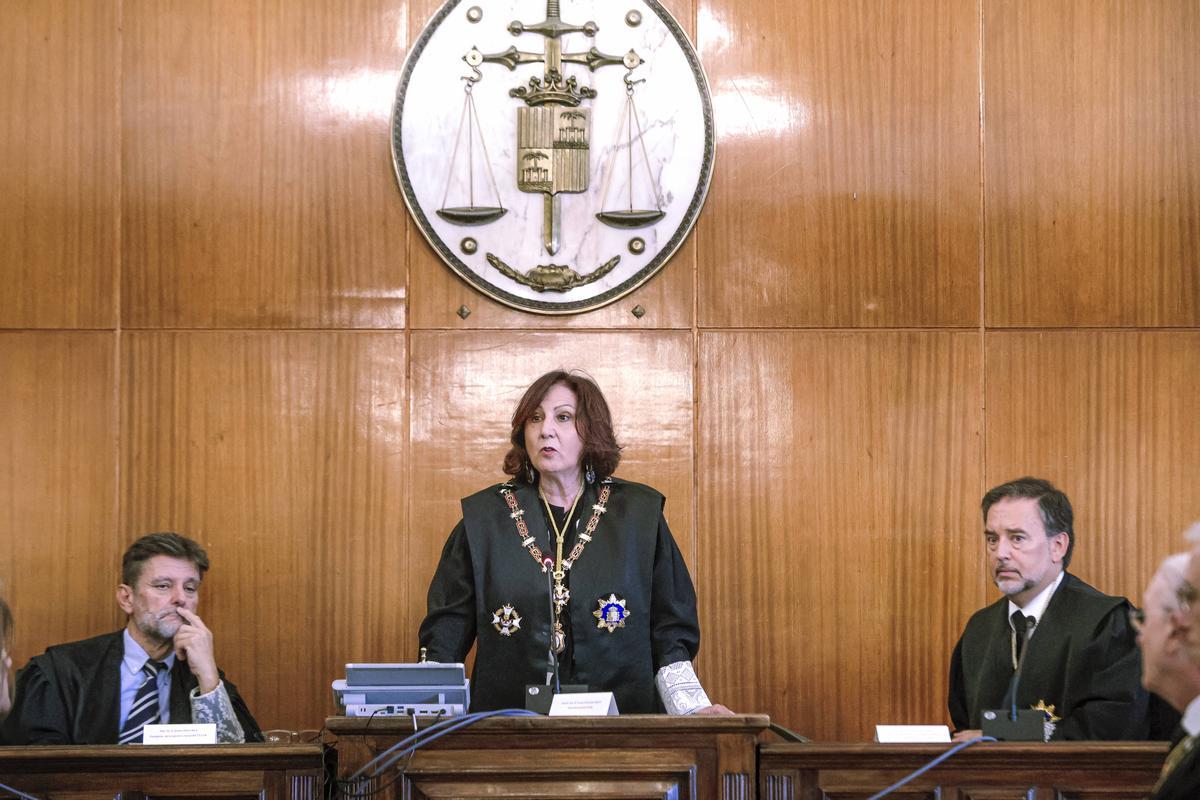 La fiscal general del Estado, Teresa Peramato, durante su intervención, entre el magistrado Antoni Oliver (izquierda) y el fiscal Julio Cano.