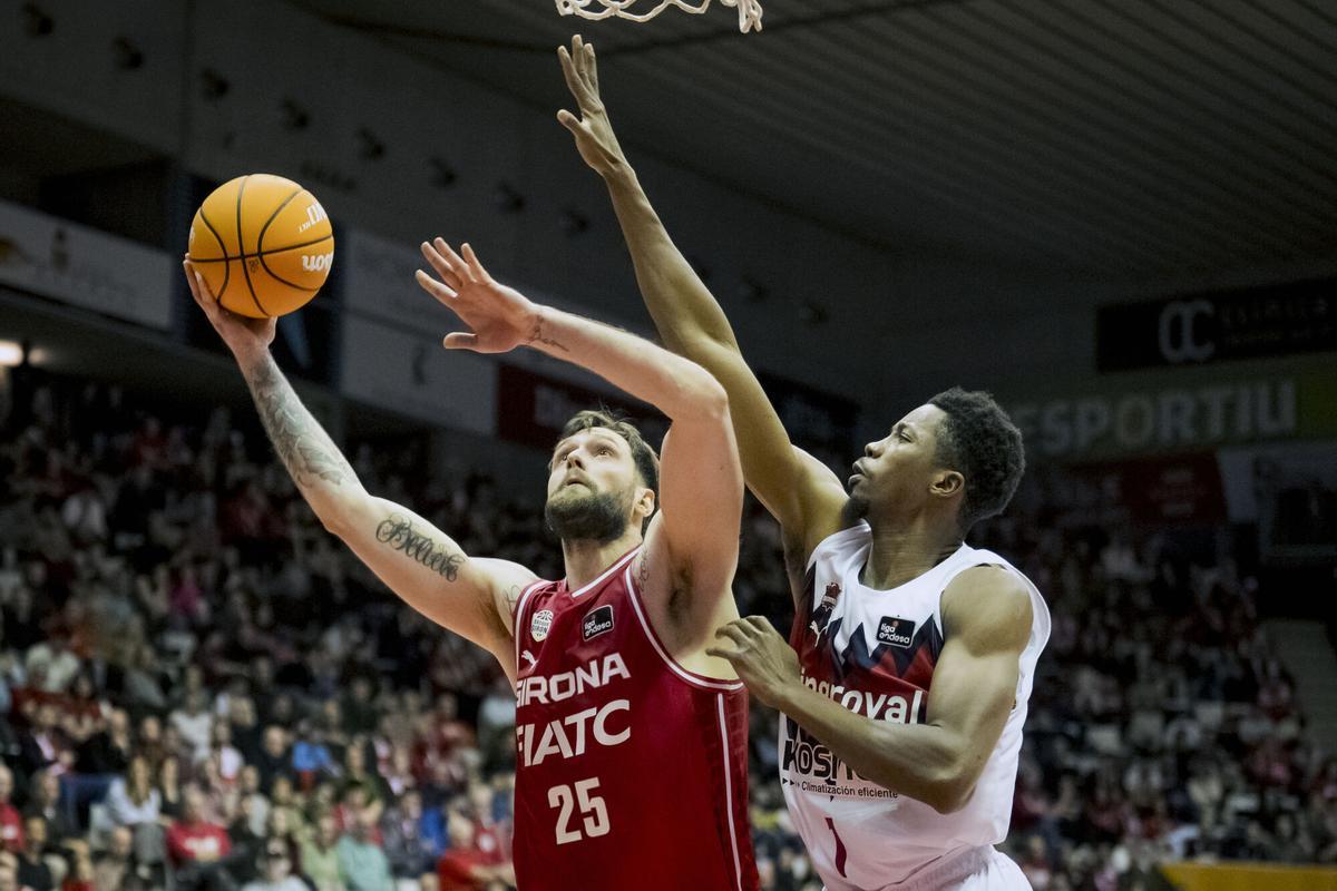 Maric trata de anotar en presencia de Diakite, en el duelo disputado en Fontajau