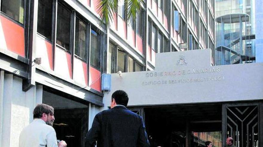 Empleados públicos, en el acceso al Edificio de Servicios Múltiples I de la capital grancanaria. | | ANDRÉS CRUZ