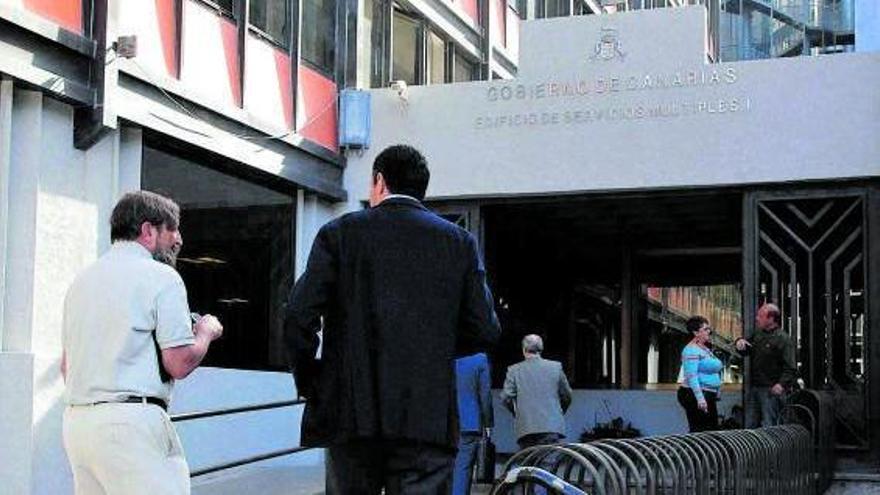 Empleados públicos, en el acceso al Edificio de Servicios Múltiples I de la capital grancanaria.