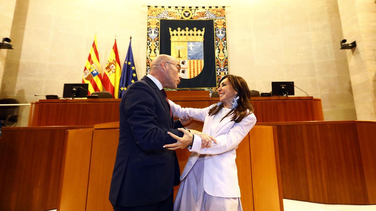 Jorge Buxadé felicita a Marta Fernández, tras ser elegida presidenta de las Cortes de Aragón.