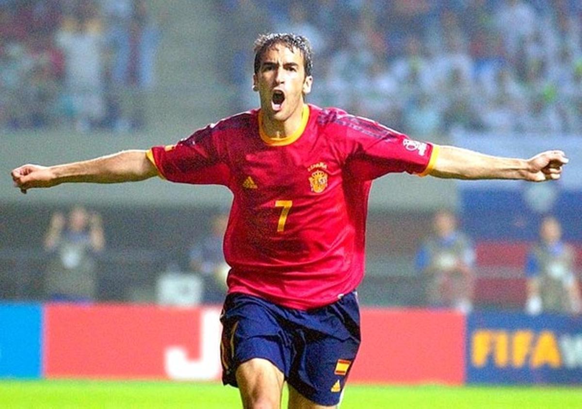 Raúl festeja su gol contra Eslovenia en el estreno de la selección en el Mundial del 2002. Era el principio de una primera fase gloriosa, con tres victorias en tres partidos.