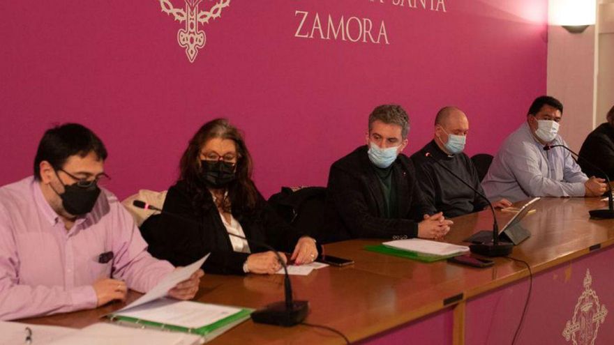 La Junta Directiva de Luz y Vida durante la asamblea de ayer.