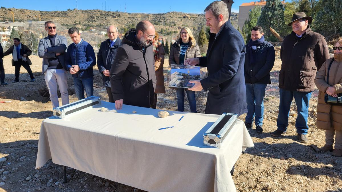 El presidente autonómico, Javier Lambán, y el alcalde de Alcañiz, Ignacio Urquizu, colocan la primera piedra de la residencia.