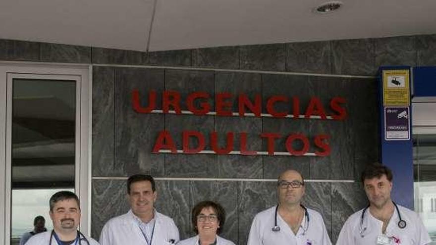 Médicos de Urgencias del HUCA. Por la izquierda, Pablo Rubianes, Luis Antuña, Marta G. Agúndez, José Piedra y Pablo Herrero.