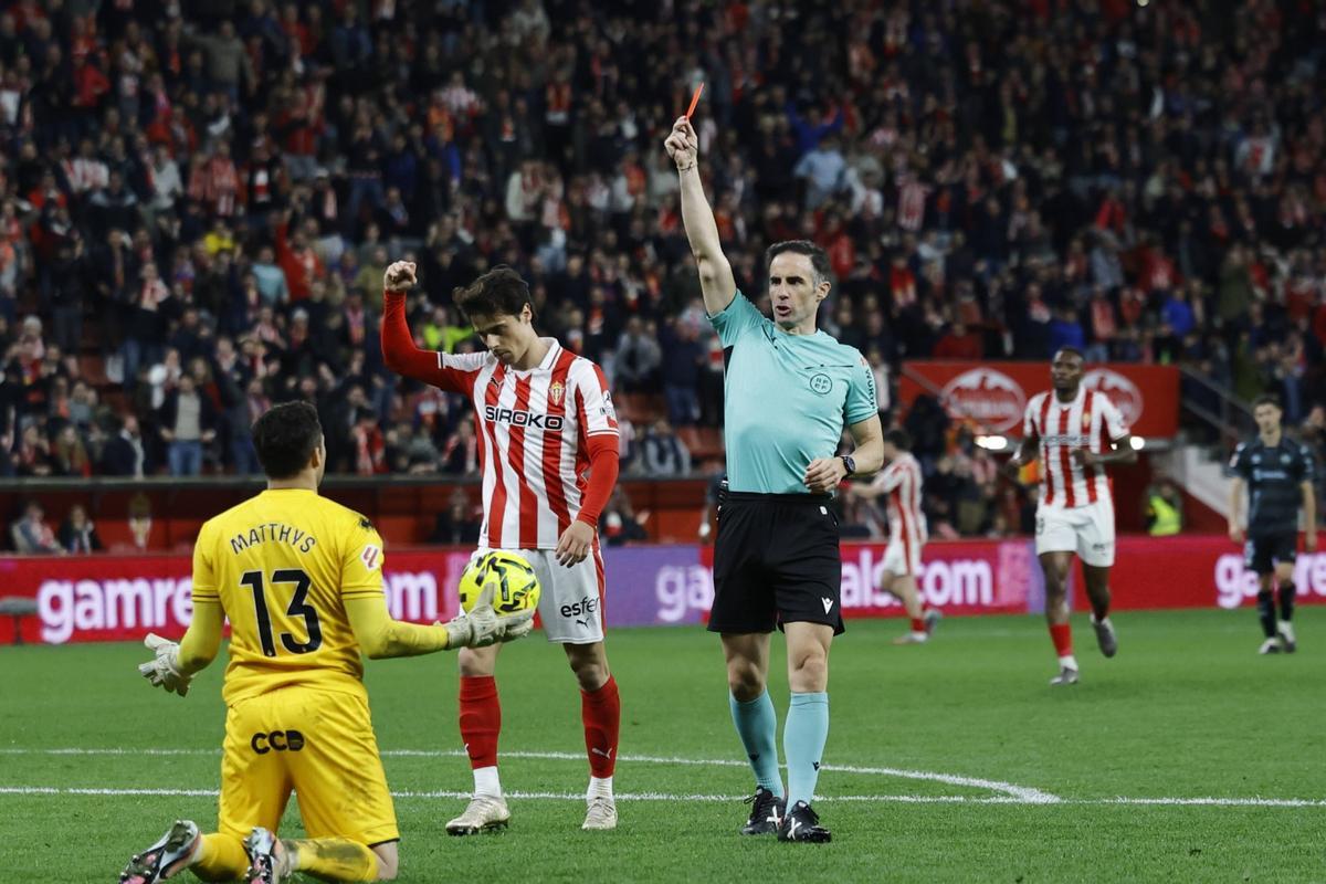 El colegiado expulsa a Mellot.