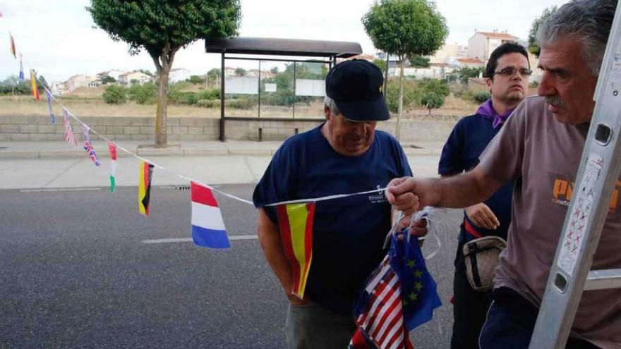 La puesta de banderines preludia festejos en San Frontis
