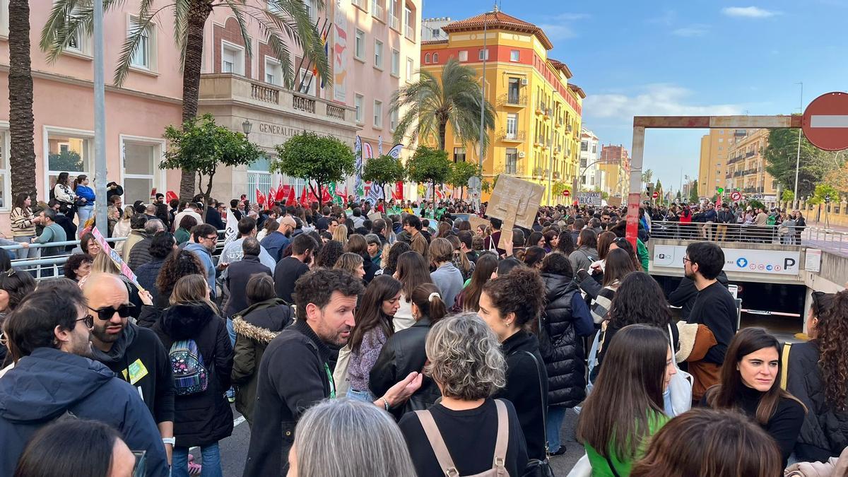 Cientos de personas, frente a la Dirección Territorial de Castelló.