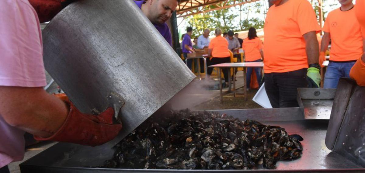 Festa do mexillón, este pasado fin de semana, en Lorbé.  | // C. PARDELLAS