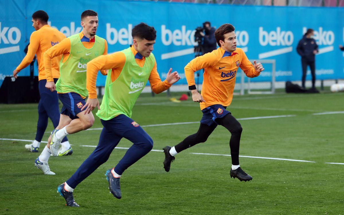 Pedri y Riqui Puig, en el entrenamiento del Barça en la ciudad deportiva de Sant Joan Despí.