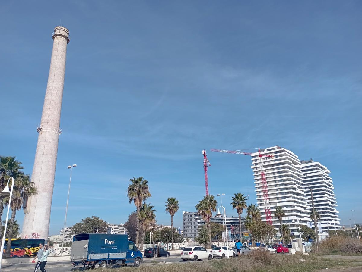 La chimenea de la central térmica y las Málaga Towers, esta semana.