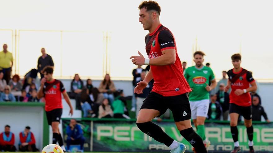 Ginés conduce el balón durante un tramo del encuentro en Santa Amalia.