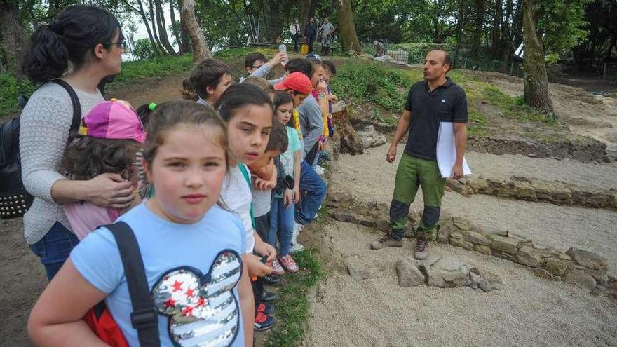 Una visita de alumnos del colegio A Lomba al yacimiento de Alobre durante las obras que ejecutó la Diputación. // Iñaki Abella
