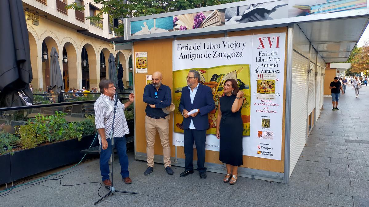 Pablo Parra,  el director general de Cultura de la DGA, Víctor Lucea, Alberto Serrano Dolader y la vicealcaldesa Sara Fernández, este jueves en la inauguración de la feria.