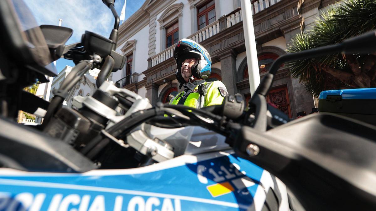 Un agente de la Policía local de Santa Cruz a las puertas del Ayuntamiento de la capital.