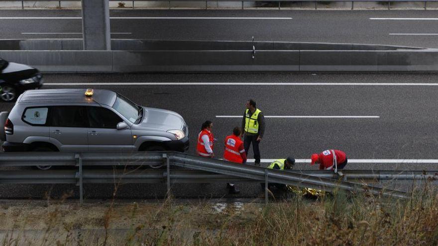 Cadáver del motorista fallecido sobre el asfalto